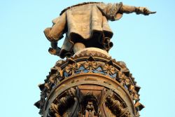 Sotto alla statua del navigatore genovese, Cristoforo Colombo, si trova la terrazza panoramica con uno dei panorami più belli della città di Barcellona - © Aleksandar Mijatovic ...