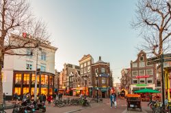 Piazza Rembrandt (Rembrandtplein) si trova in centro ad Amsterdam, ed è famosa per la sua vitalità, i suoi coffee shops e la sua vita notturna  - © Mediagram ...