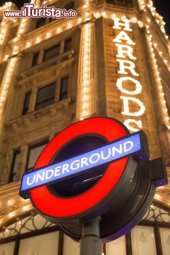 Immagine La fermata della metro di Harrods: Knightsbridge sulla linea Piccadilly - © Deyan Georgiev / Shutterstock.com