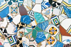 Decorazioni a mosaico del Palau Guell a Barcellona, Spagna - Un altro interessante motivo a decorazione musiva che caratterizza i comignoli dell'edificio spagnolo che cento anni dopo essere ...
