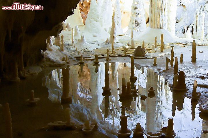 Immagine Dettaglio di una sala delle grotte di Frasassi nelle Marche - © Adwo / Shutterstock.com