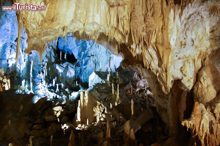 Immagine Il tour guidato alle grotte di Frasassi ha accompagnato in circa 40 anni oltre 12 milioni di visitatori. Ci troviamo nella regione Marche, più precisamente a Genga, in Provincia di Ancona - © Adwo / Shutterstock.com