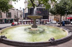 Una fontana in Place Pigalle a Parigi- © ...