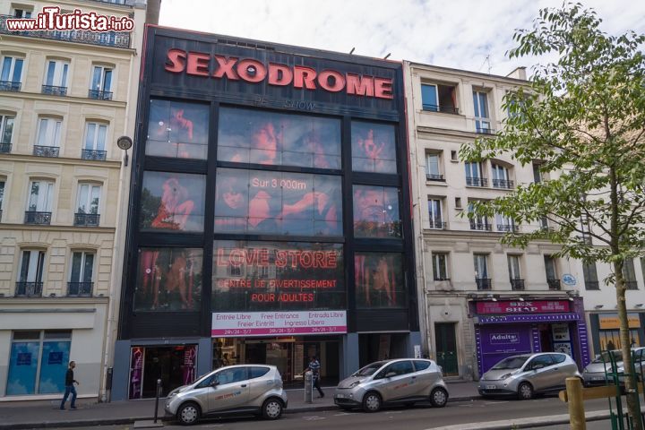 Immagine Sexodrome il grande sexy shop nel quartiere di Pigalle a Parigi, per chi non vuole farrsi mancare nulla in termini erotismo e suoi accessori - © Yury Dmitrienko / Shutterstock.com