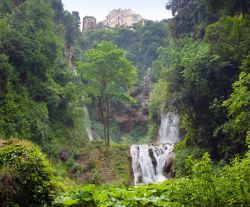 La Valle dell'Inferno: cascate e natura rigogliosa a Villa Gregoriana di Tivoli - © KKulikov / Shutterstock.com