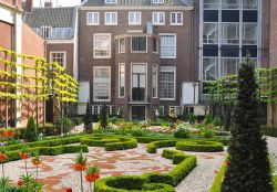 Uno degli Hofjes i celebri cortili interni nel quartiere Jordaan ad Amsterdam, sempre estremamente curati dai residenti - © Dmitry Eagle Orlov / Shutterstock.com