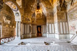 I ricchi interni del palazzo normanno della Zisa a Palermo, la struttura risale al XII secolo - © Andreas Zerndl / Shutterstock.com 