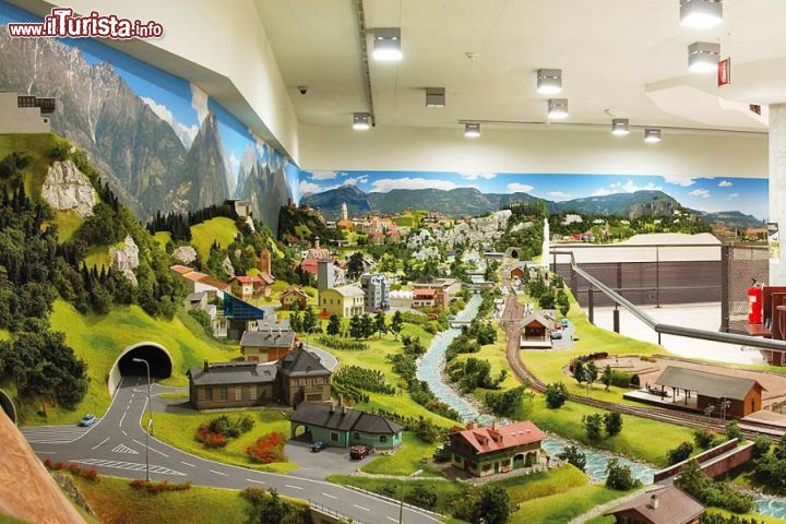 Immagine Lo spettacolo dell'esposzione di Eisenbahnwelt: eccoci al cospetto di uno dei grandi plastici del museo di Mondotreno a Rablà (Alto Adige) - © hotel-erzherzogjohann.com