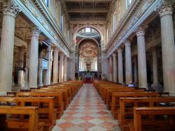 La navata centrale del Duomo di Mantova. I suoi interni furono ridisegnati da Giulio Romano, il famoso artista ed architetto che potete ammirare anche a Palazzo Te, sempre a Mantova   - - ...