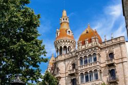 Casa Rocamora in Passeig de Gracia a Barcellona, Spagna. Noto anche come casa Lleo Morera, questo edificio si presenta più come una chiesa con facciata e pinnacoli gotici. A costruirla ...