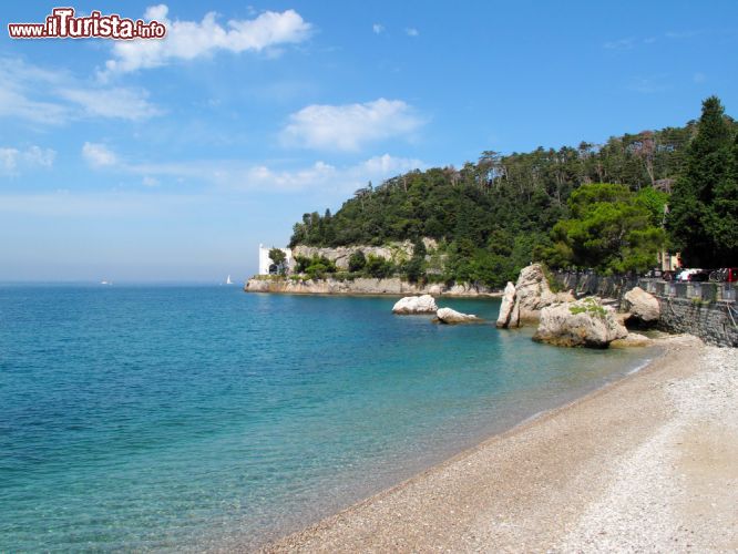Immagine Una spiaggia vicino al Castello di Miramare: il mare limpido del Golfo di Triesteè favorito dalla presenza di rocce calcaree, e l'assenza di fiumi per via dei fenomeni carsici