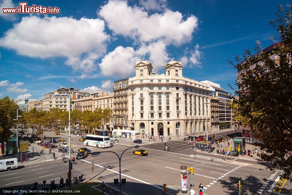 Immagine Il Panorama sulla strada del Passeig de Gracia, la via del lusso a Barcellona. - © Yury Dmitrienko / Shutterstock.com