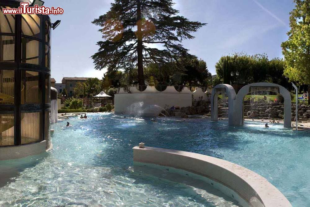 Immagine Lo Stabilimento termale di Villa Borri: la grande piscina termale dell'hotel a Casciana Terme