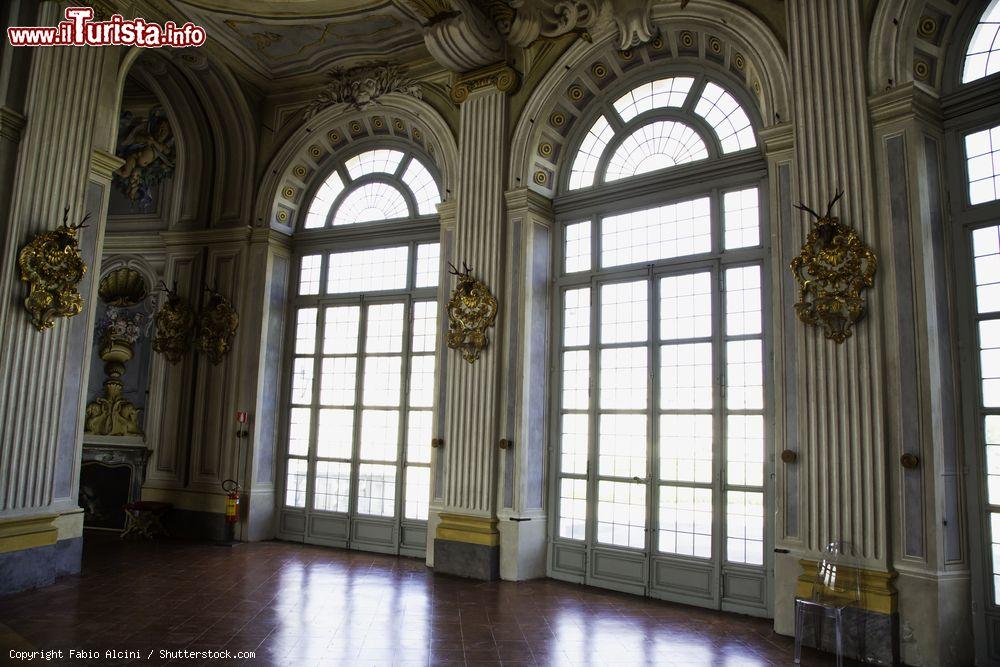 Immagine Le grandi finestre della Palazzina di Caccia di Stupinigi (Torino), costruita per ordine dei Savoia nel 1729 - foto © Fabio Alcini / Shutterstock.com