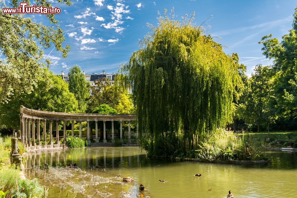 Immagine Una bella veduta del Parco Monceau di Parigi, Francia. Questo giardino pubblico si trova nell'8°arrondissement della capitale e si estende su un'area di 8,2 ettari.