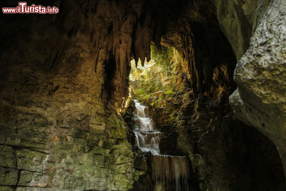 Immagine Una grotta con cascata una delle attrazioni del Parco Buttes Chaumont di Parigi