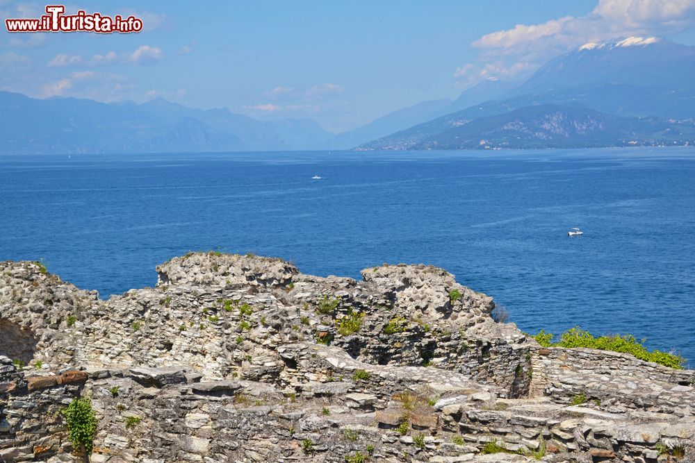 Immagine Panorama del Lago di Garda fotografato dalle Grotte di Catullo a Sirmione