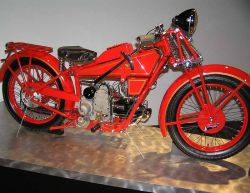 La Moto Guzzi C4V 1 del 1924 al Museo di Mandello sul Lario - © Daniel Hartwig, CC BY 2.0, Wikipedia