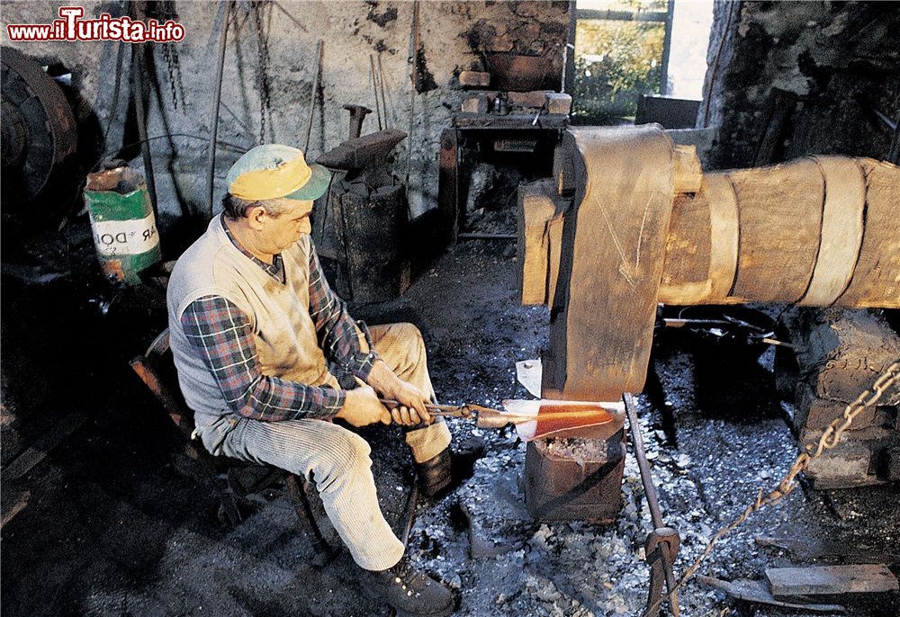 Immagine Artigiano al lavoro all'Archeopark di Boario Terme in Lombardia