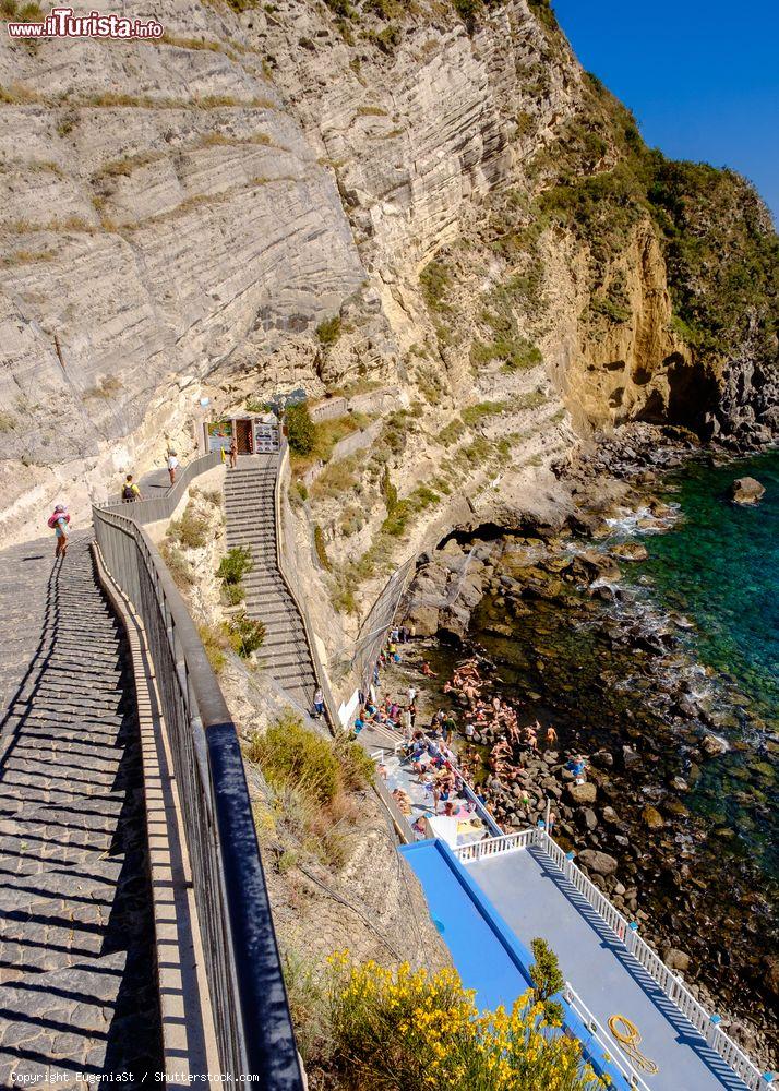 Immagine La scalinata che scende alla spiaggia del Sorgeto ad Ischia. - © EugeniaSt / Shutterstock.com