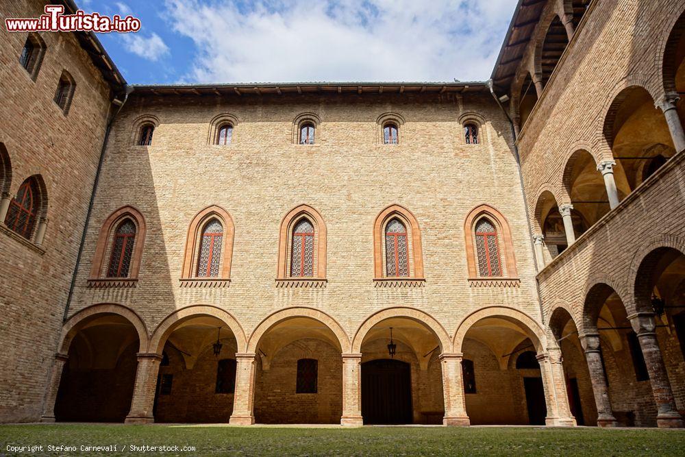Immagine Coorte interna del Castello di Sanvitale a Fontanellato di Parma - © Stefano Carnevali / Shutterstock.com