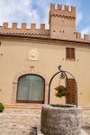 Un pozzo in pietra nel centro storico di Gradara, provincia di Pesaro-Urbino - © gab90 / Shutterstock.com