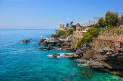Panorama della costa rocciosa mediterranea e della passaggiata di Nervi, Genova. La cittadina dispone di un porticciolo turistico e di una scogliera lungo la quale è stata costruita la ...