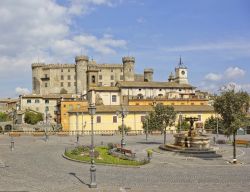 Bracciano, provincia di Roma: uno scorcio del castello con la graziosa piazzetta in primo piano - © Walencienne / Shutterstock.com