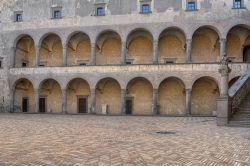 Il cortile interno del castello Orsini Odescalchi a Bracciano, Lazio. A volere la costruzione dell'edificio nel 1470 fu Braccio da Montone  - © Stefano Pellicciari / Shutterstock.com ...