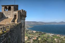 Panorama del lago di Bracciano dalle mura del castello Orsini Odescalchi a Bracciano, Lazio. Noto anche come lago Sabatino, questo bacino di origine vulcanica si trova a nord di Roma. E' ...