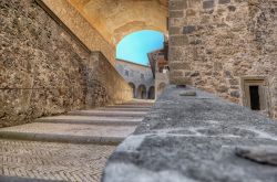 Scalinata di accesso al castello Orsini Odescalchi a Bracciano, Lazio. All'ingresso della dimora si trova un grande arco realizzato da Jacopo del Duca verso la fine Cinquecento  - © ...