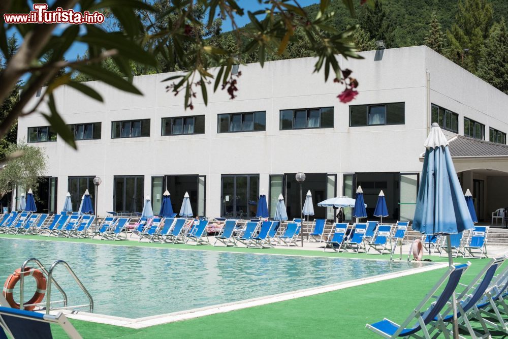 Immagine La piscina esterna dell'Hotel Terme Cappetta a Contursi in Campania