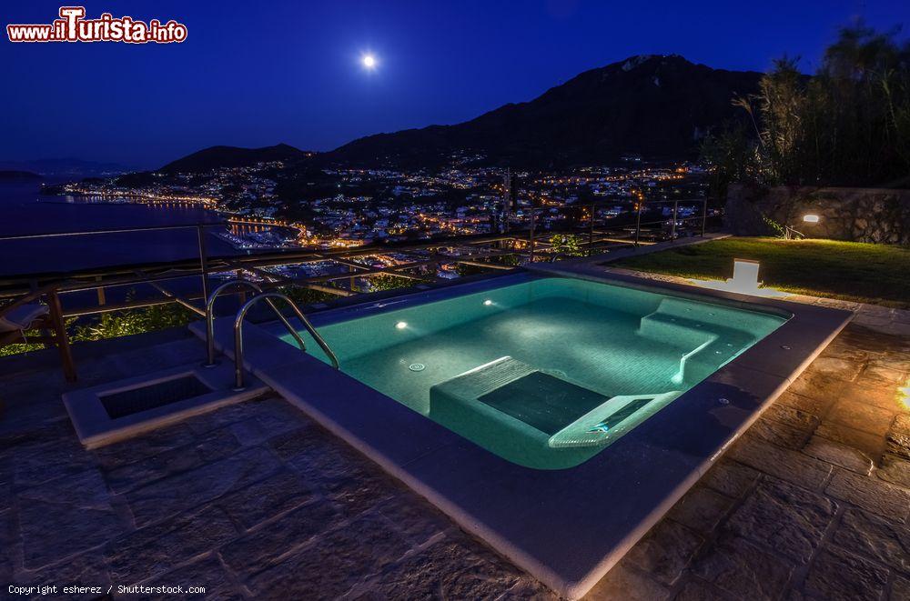 Immagine Piscina con aque termale in notturna alle terme San Montano di Lacco Ameno (Ischia) - © esherez / Shutterstock.com