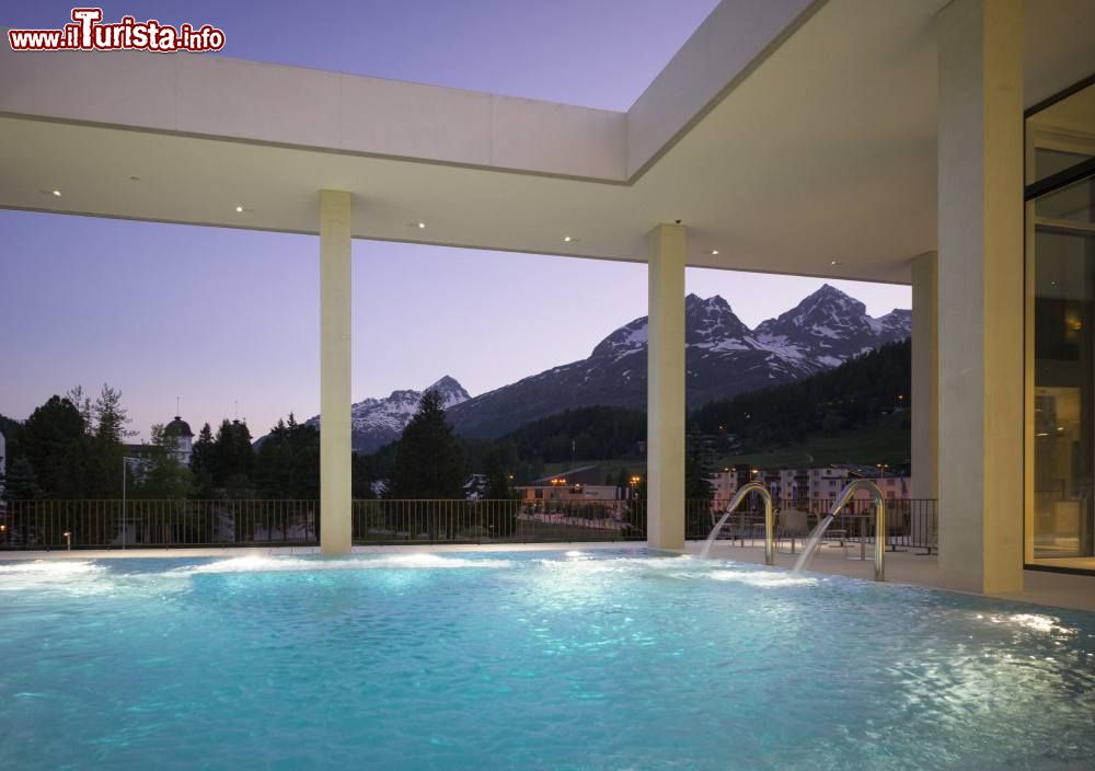 Immagine La piscina esterna delle Terme di Ovaverva a St. Moritz in Svizzera - © Foto Daniel Martinek