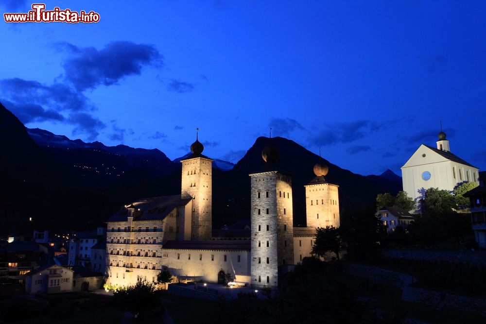 Immagine Briga e il Castello Stockalper fotografate al crepuscolo: siamo nel Canton Vallese in Svizzera