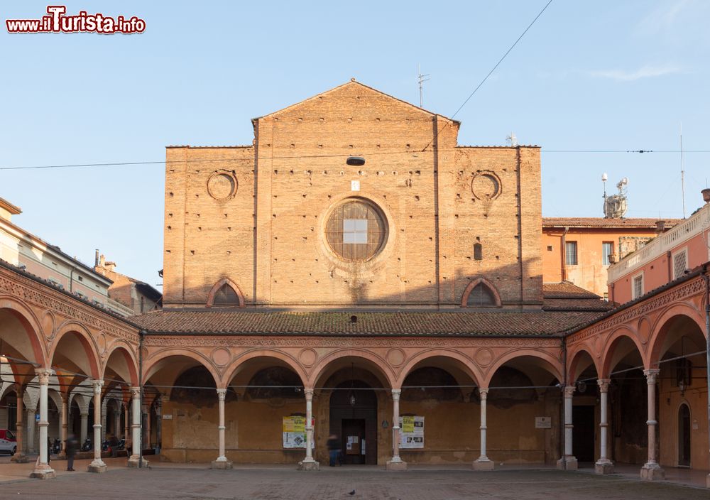 Immagine Facciata e portico della Basilica di Santa Maria dei Servi a Bologna, Emilia-Romagna