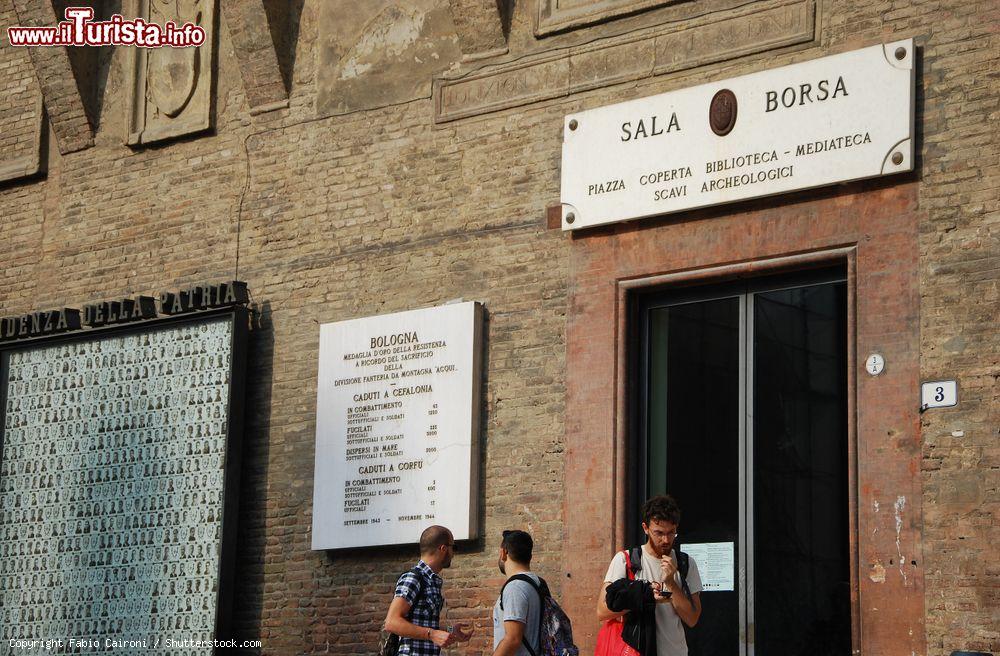 Immagine Studenti universitari entrano nella biblioteca di Salaborsa a Bologna - © Fabio Caironi / Shutterstock.com