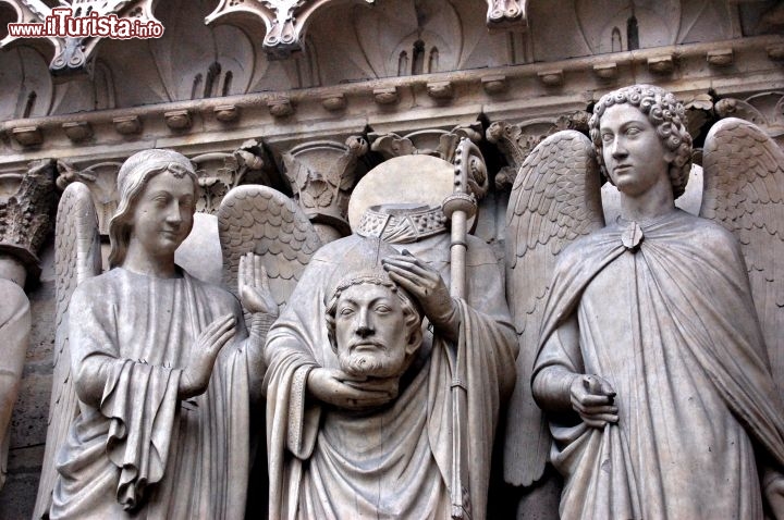 St Denis (San Dionigi) a Notre Dame  raffigurato in questo altorilievo. Fuil primo vescovo di Parigi, e venne martirizzato per decapitazione