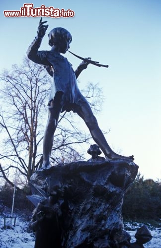 Immagine La statua di Peter Pan ai Kensington Gardens di Londra