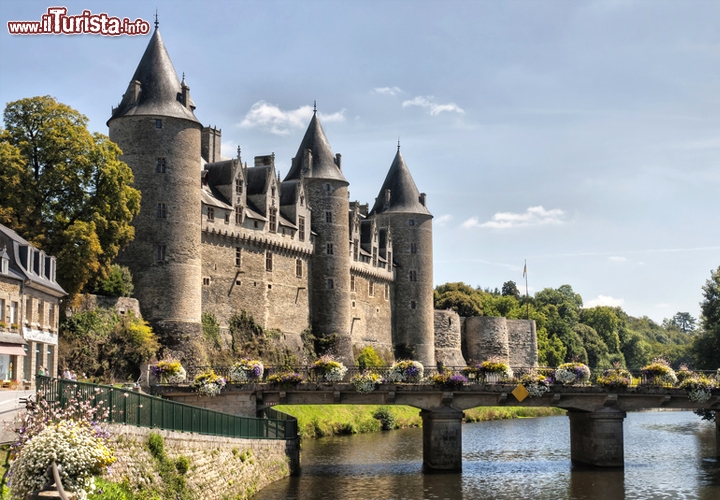 Castello di Josselin sul fiume Oust, Bretagna, Francia - E' anche conosciuto con il nome di Château Rohan, e si trova le sud-est della Bretagna, esattamente a Josselin nel dipartimento del Morbihan. E' considerata come una delle fortezze più suggestive dell'intera regione. La costruzione originale era costituita da un castello medievale che fu eretto nell'11° secolo .Distrutto e ricostruito più volte, l'aspetto che possiamo ammirare oggi è decisamente rinascimentale, con elementi di gotico fiammeggiante. Le rocce delle sue mura sono costituite da graniti, mentre le sue 4 slanciate torri, vennero costruite nel 14° secolo. Da segnalare, nelle scuderie del castello, la presenza di un museo delle bambole.