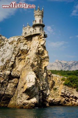 Swallow's Nest Castle, Yalta, Ucraina - Conosciuto anche come il castello del Nido di Rondine (Lastivčyne hnizdo), questa fortezza è uno dei simboli dell'Ucraina e si trova vicino a Jalta, nella penisola di Crimea, affacciandosi quindi sul Mar Nero. Costruito esattamente 100 anni fa, il castello non è una struttura di grandi dimensioni, ma colpisce per la sua architetuttra neogotica e soprattutto per la sua posizione privilegiata, a sbalzo su una scogliera, a picco sul mare. Gli interni sono ricchi di stucchi e decorazioni, ma tutti preferiscono il balcone che circonda il castello da dove si ammirano panorami romantici, specie al tramonto. Se poi la vista vi suscita un certo appetito, a fianco del castello si trova un rinomato ristorante italiano!