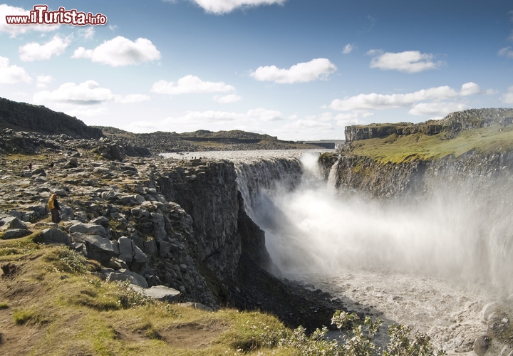 Cascate Dettifoss, Jökulsárgljúfur, Islanda - Il Jökulsárgljúfur, nome impronunciabile per chi non è cittadino dell'Islanda, è il canyon che ospita le cascate di Dettifoss, le più potenti e tra le più spettacolari d’Europa. Situate nell’Islanda settentrionale, le cascate furono generate da un potente terremoto che deviò il corso del fiume, incanalando l’acqua in una fenditura alta 44 metri e larga 100. La portata media di quasi 200 tonnellate di acqua al secondo, il rombo colossale, gli schizzi d’acqua visibili a un chilometro di distanza e percorsi dai guizzi dell’arcobaleno, fanno delle cascate Dettifoss uno spettacolo emozionante e spaventoso allo stesso tempo. La colorazione plumbea dell’acqua fa sì che il getto assomigli a un’enorme muraglia scura, avvolta in un ruggito profondo e una nebbia vaporosa.