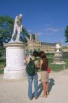 Jardin des Tuileries Louvre sullo sfondo