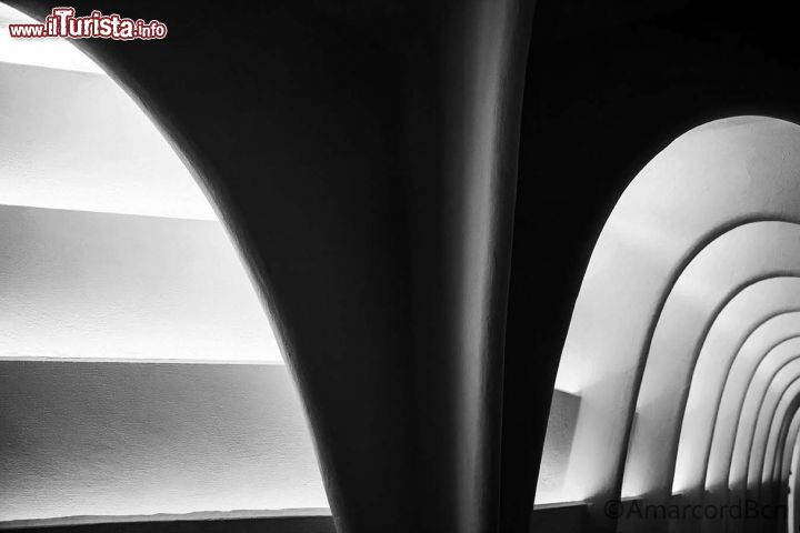 Immagine Corridoi lunghissimi con archi e un sistema daerazione che ricorda le branchie di un pesce a casa Batllò - © Claudia Casadei / amarcordbarcellona.com