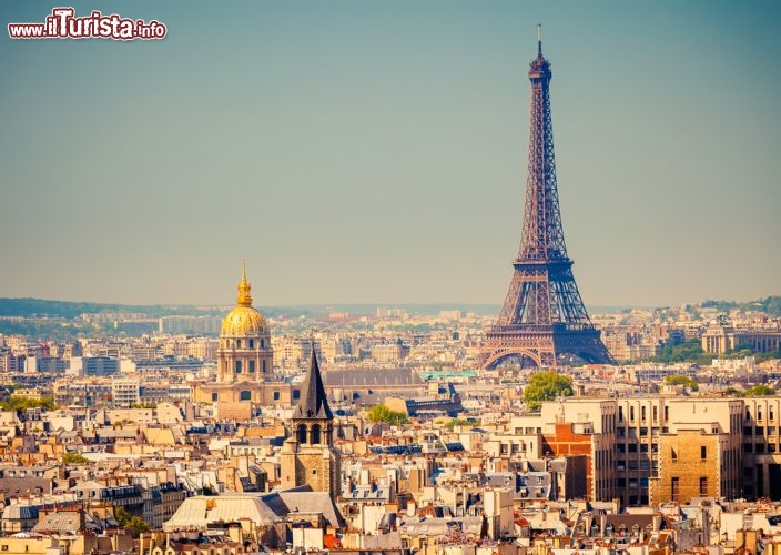 Immagine Panorama di Parigi, si riconosce la Torre Eiffel e la cupola dorata dell'Hotel des Invalides - © S.Borisov / Shutterstock.com