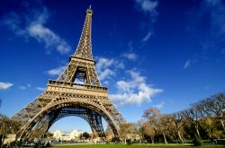 Un'immagine della Tour Eiffel in una assolata giornata a Parigi - © gagliardifoto / Shutterstock.com
