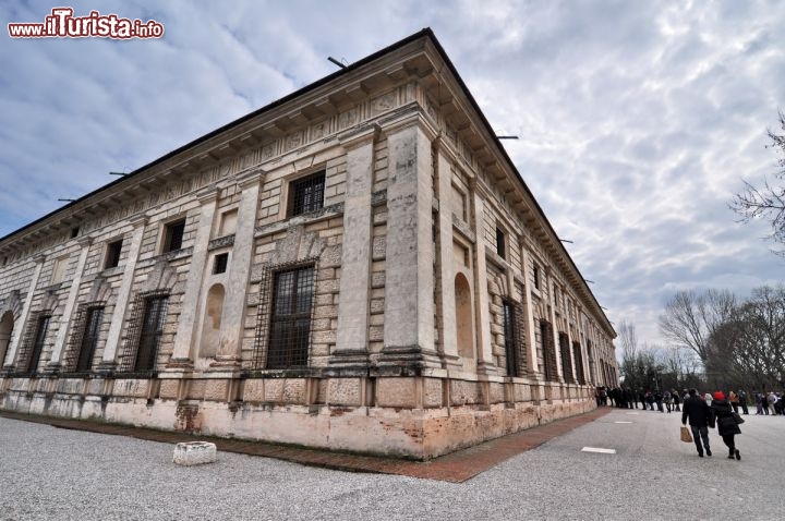Immagine Ingresso ovest del Palazzo Te: la coda per entrare nella biglietteria del palazzo-museo di Mantova