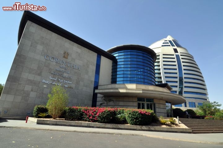 Immagine Il complesso del Corinthia Hotel Khartoum venne fatto erigere dal Colonnello Gheddafi nel 2008 ed tutt'ora la proprietà è in maggioranza libica, anche se il managment è fornito dal gruppo maltese dei Corinthia Hotels