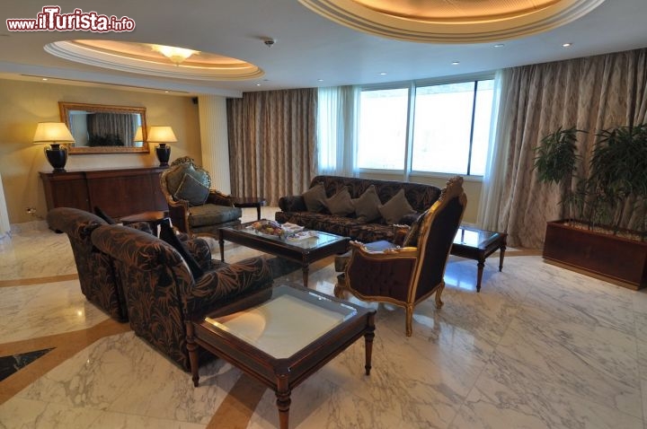 Immagine il salotto della Suite Presidenziale nell'Hotel Corinthia Khartoum. Pochi giorni prima di questo scatto, il presidente egiziano Morsi aveva soggiornato in queste camere
