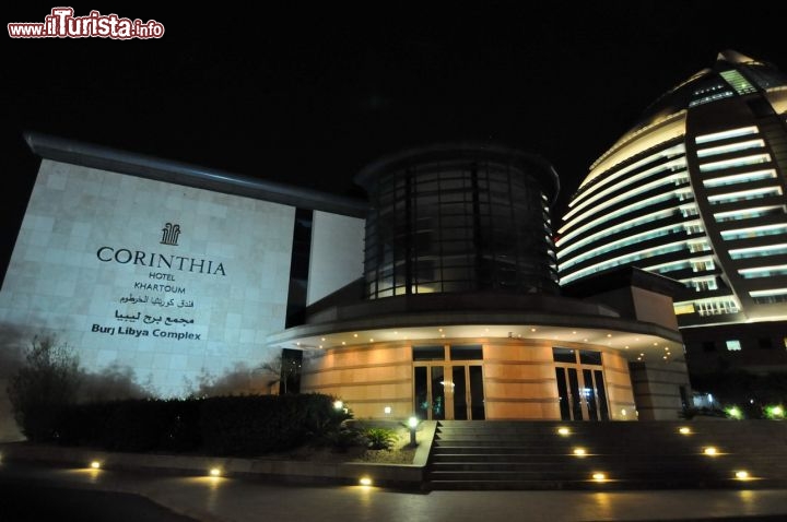 Immagine Vista notturna dell'Hotel Corinthia di Khartoum: l'albergo si trova a pochi metri dal Tuti Bridge e dal Museo Archeologico del Sudan